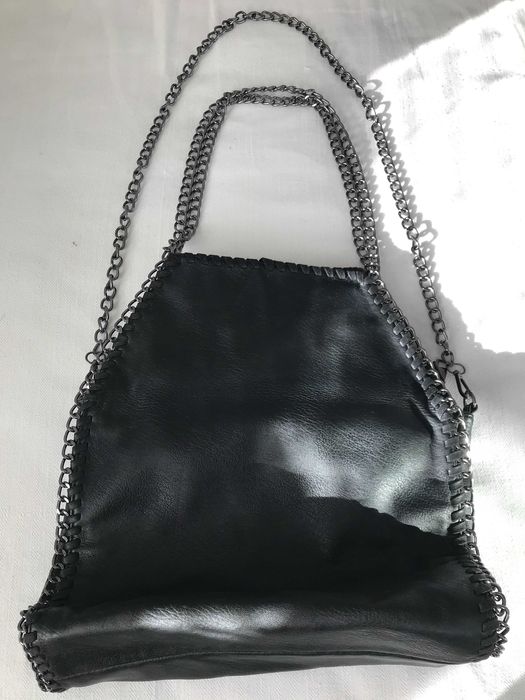 черна чанта метални дръжки