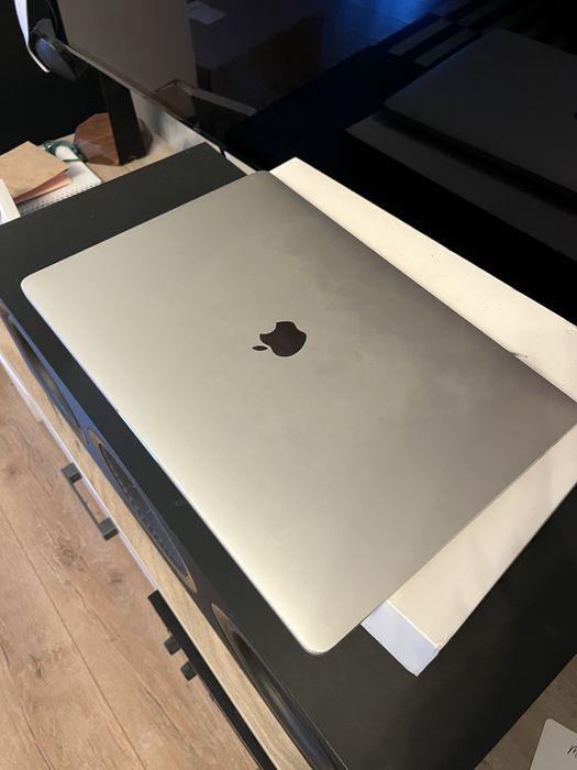 Macbook Pro 15" Touchbar 2018 i7 2.6 Ghz, 16GB ram, 512 SSD