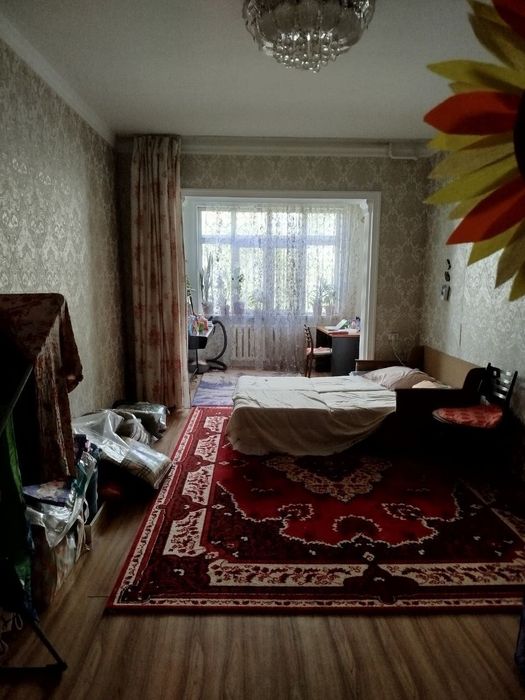 Oila bilan turushga o'qiydigan ishlaydigan qizlar ayolga kvartira bor