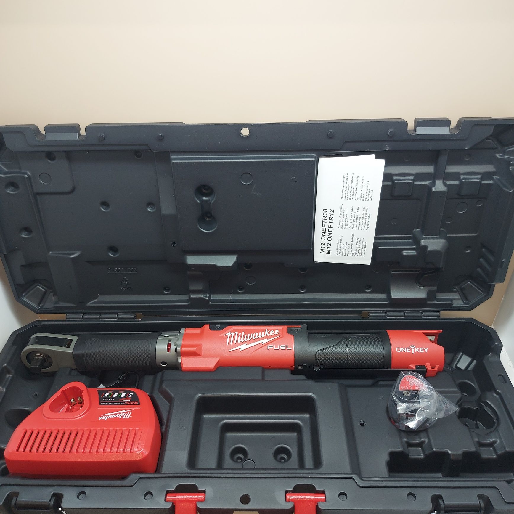 Акумулаторен динамометричен ключ Milwaukee M12 ONEFTR38-201C