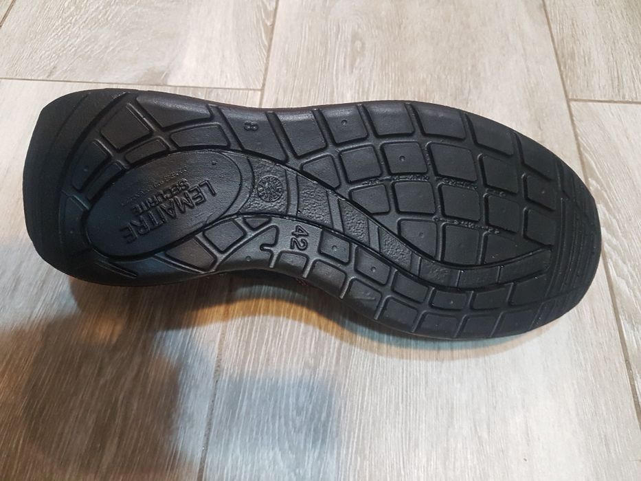 Vând pantofi cu protecție