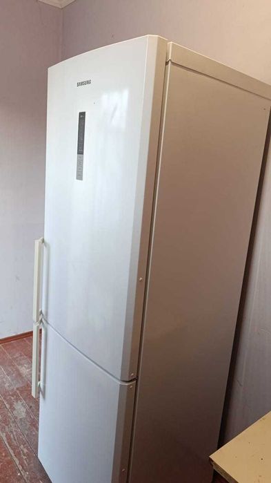 Продам холодильник  отлично работает  и охлаждает есть доставка