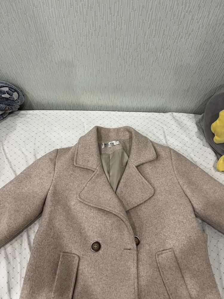 Продаю женское бежевое пальто- пиджак короткое