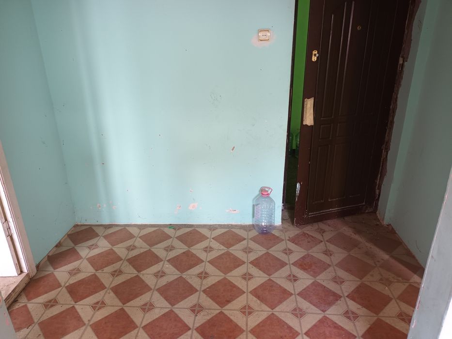 Apartament 3 camere ,baie bucătărie hol debara