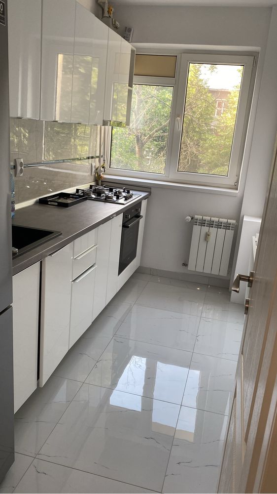 Proprietar Piata Victoriei  inchiriez apartament doua camere