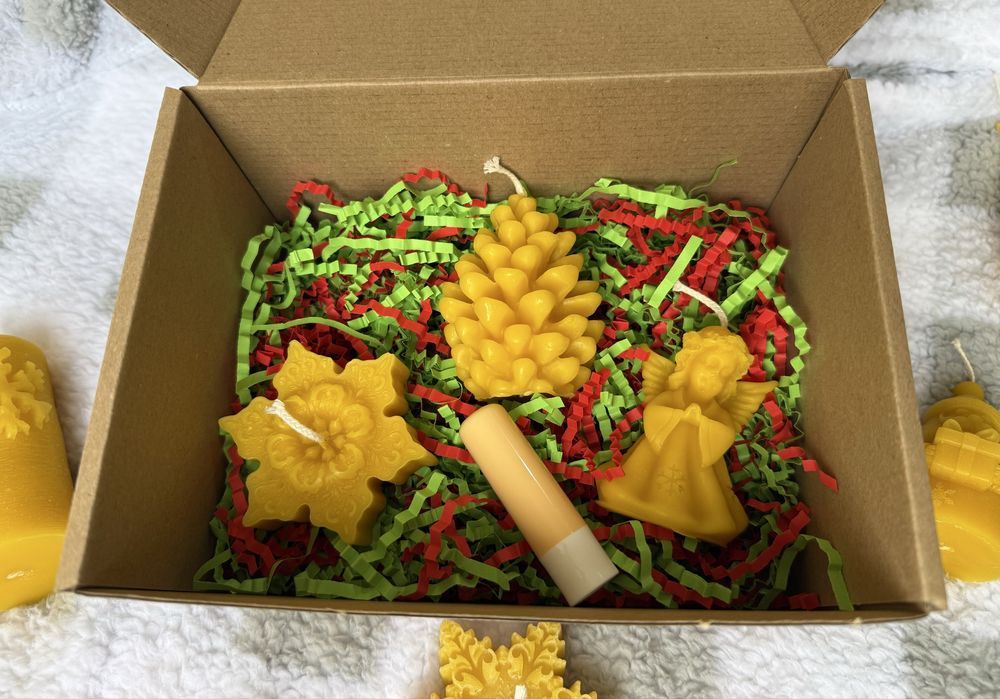 Подаръчни коледни кутии - с восъчни свещи и натурални пчелни продукти