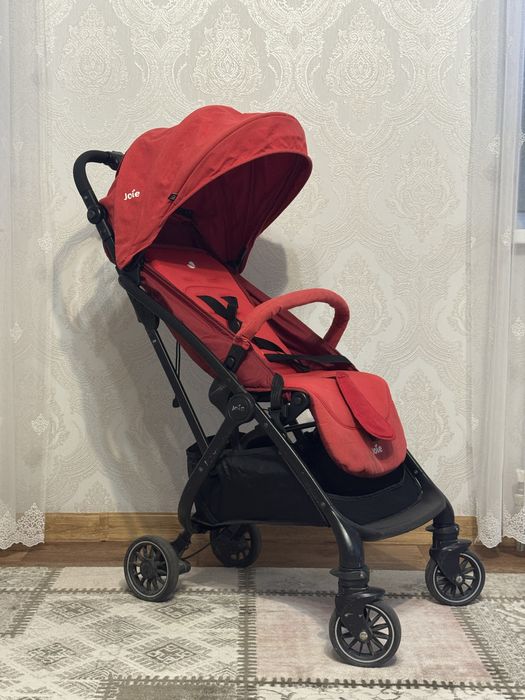 Прогулочная коляска Joie Tourist — лёгкая и компактная!