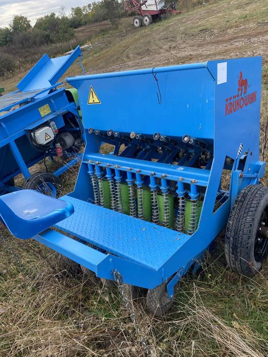 Linie complecta ceapa ,semanatoare,utilaj taiat frunze, masina de scos