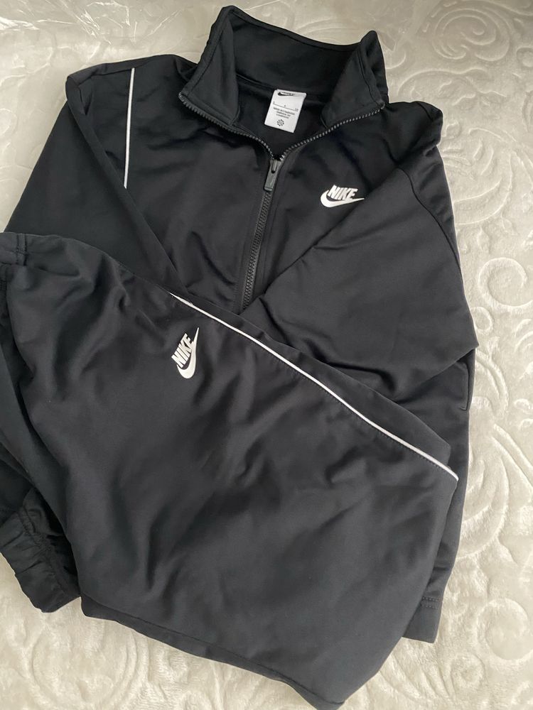 Nike  екипи оргинални С размер