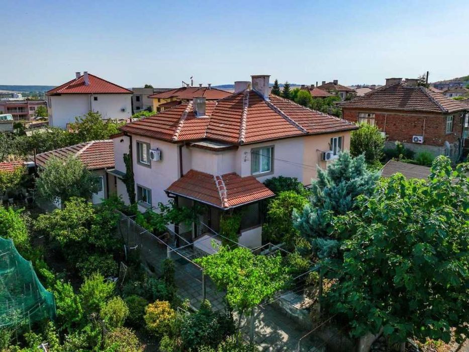 Уютна двуетажна къща с парцел в Средец, област Бургас