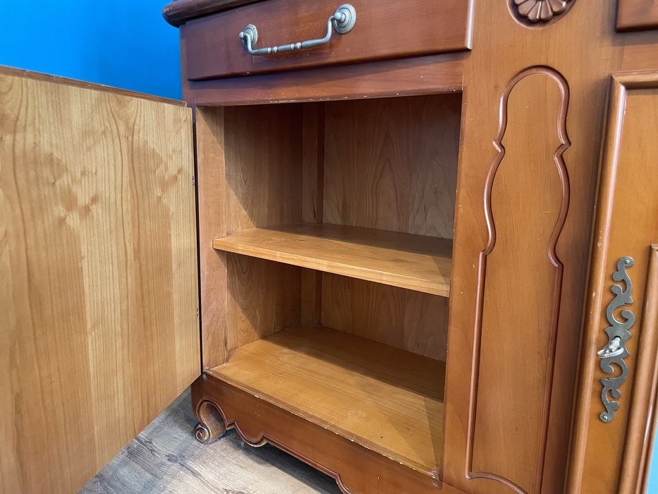 Разкошен дървен шкаф с инкрустация