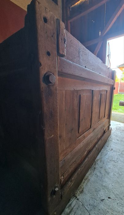 Lada depozitare cereale veche din lemn și fier