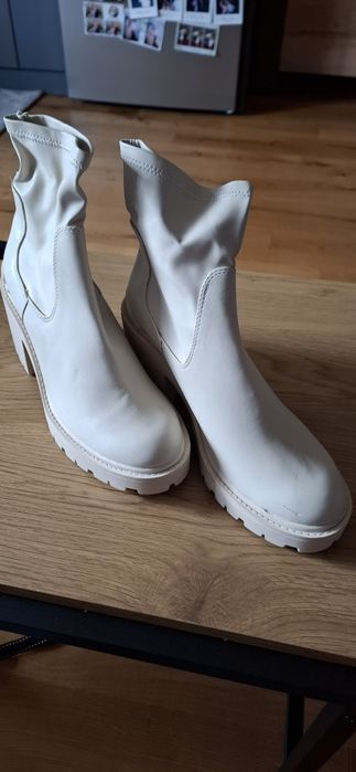Ghete botine cu toc gros Stradivarius