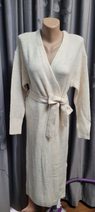 Cardigan nou cu etichetă, tricotat, lung.