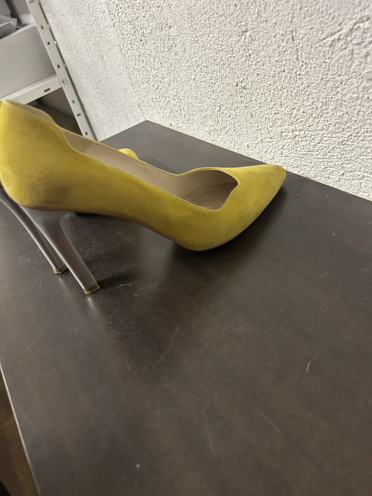 Обувки на  ток в лимонено жълт цвят