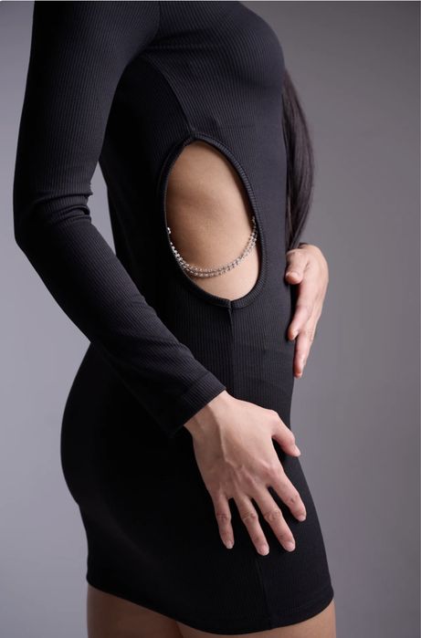 Къса черна рокля с дълъг ръкав