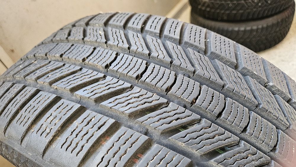 2бр гуми 225 40 18 дот 23 континентал