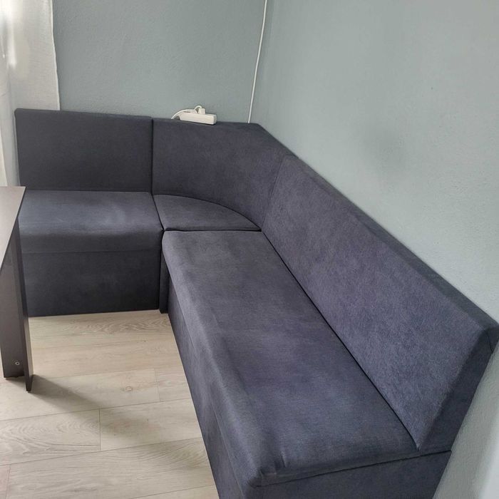 Разтегателен диван и маса