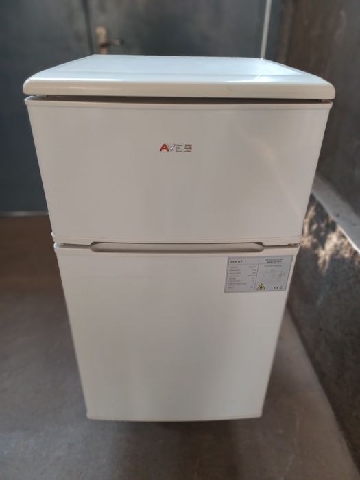 Халадильник 2Х камерный AWIST новый в отличном состояние