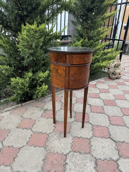 Comodină vintage cu blat de marmură și intarsii – stil Louis XVI