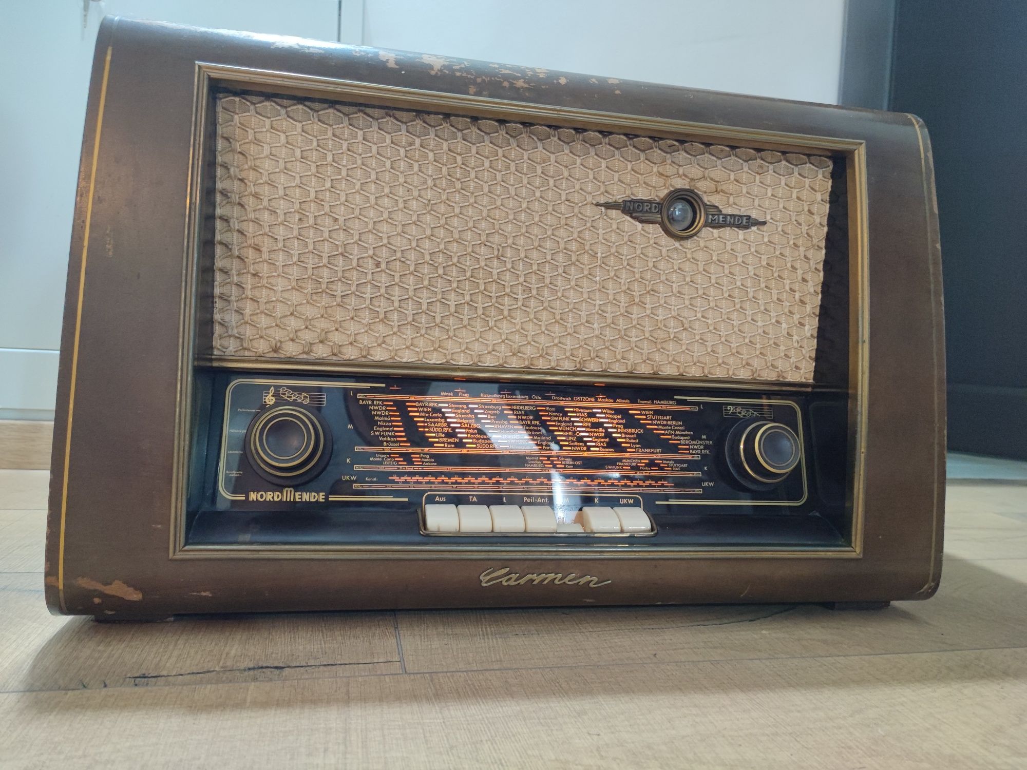 Radio vintage pe lampi Nordmende Carmen 55