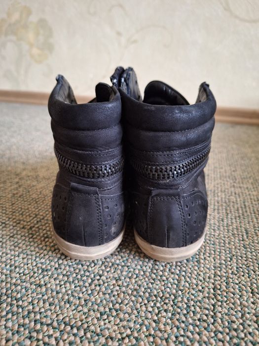 Продам батинки нубук в отличном состоянии