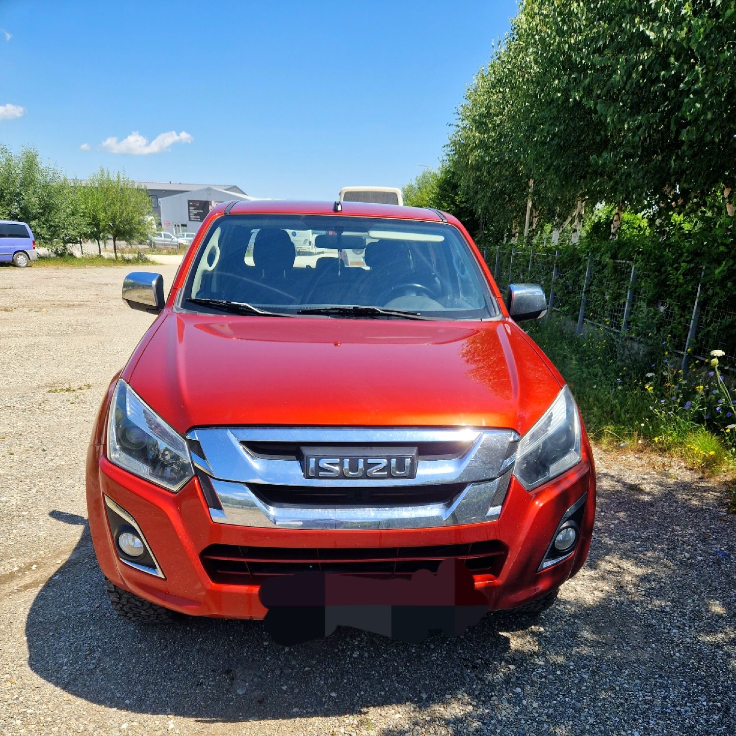 Isuzu D max. An 2017  12900 plus tva