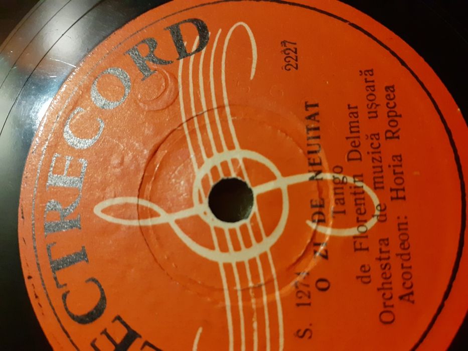 Vand colectie discuri vinil, placi patefon si CD-uri