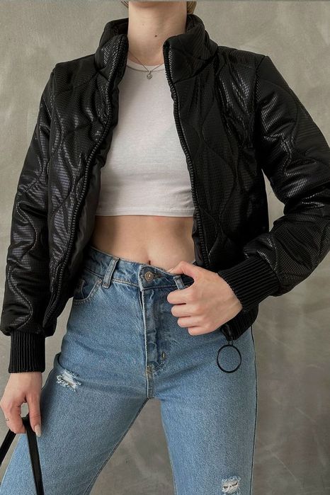 Лъскаво късо яке в черен цвят