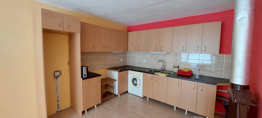Продава се двустаен апартамент в санирана сграда в гр. Елхово
