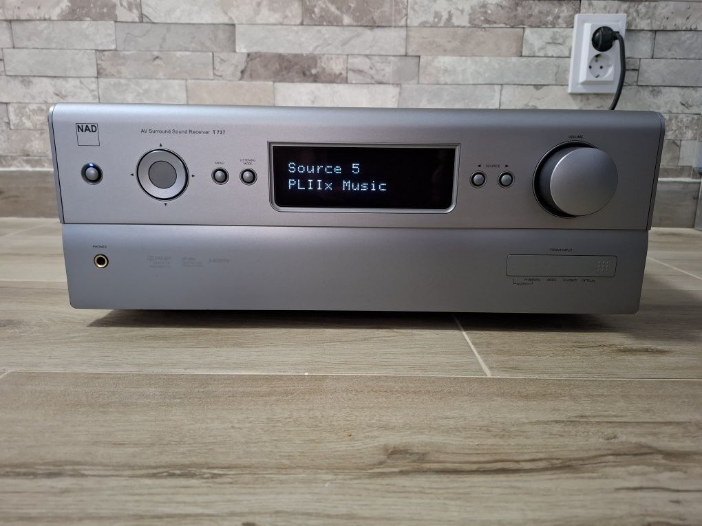 Amplituner  NAD -T 737