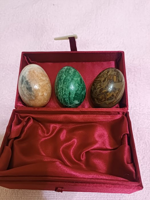 Яйца из натурального камня