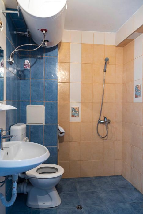 Дава се под наем Двустаен апартамент в Бургас, Център - 55 кв.м за 357 € - Снимка #3