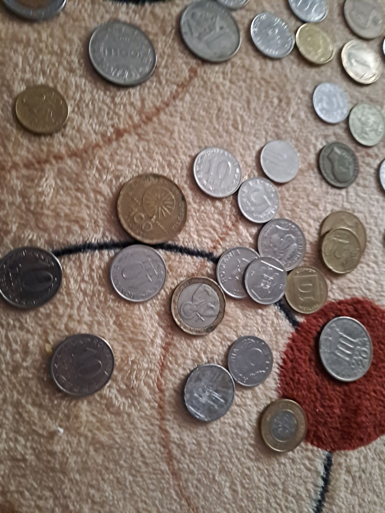 Vând monede foarte vechi ( 100 lei cu Mihai Viteazu din 1992 și 1994