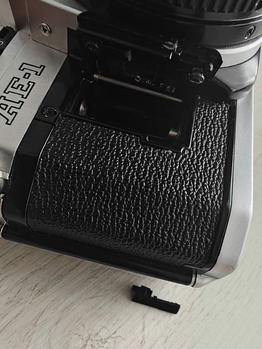 Aparat foto SLR Canon AE-1 obiectiv canon 28mm 1:2,8