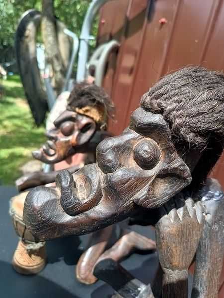 Doua statuete din lemn