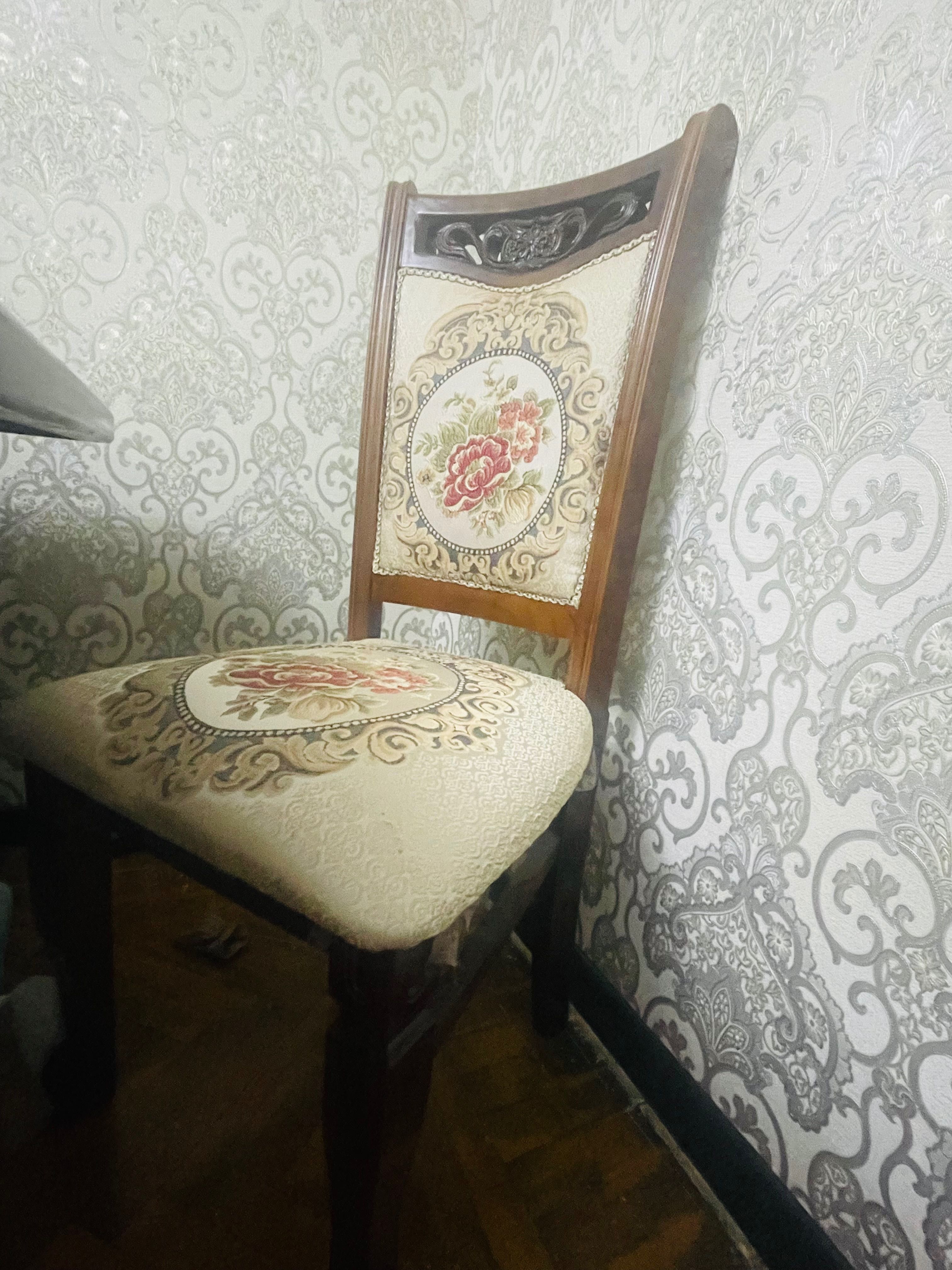 Стол со стульями