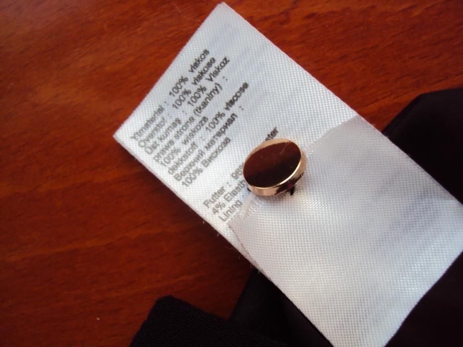 Продавам нова с етикет , стилна ,елегантна ,маркова рокля