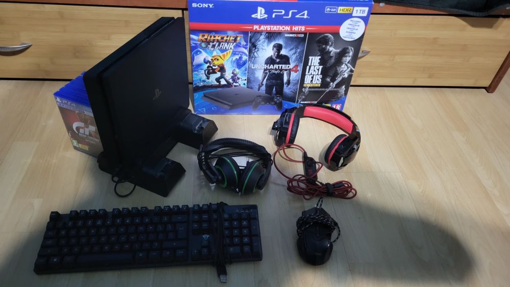 PS4 SLIM 1TB с 6 игри и периферни устройства