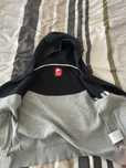 Hanorac nike tech fleche gri cu negru purtat de 3 oi