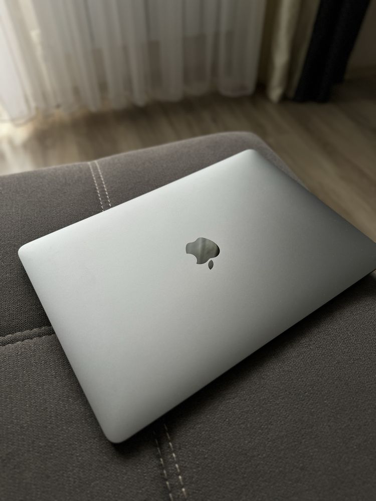 Продам ноутбук macbook air m1 2020