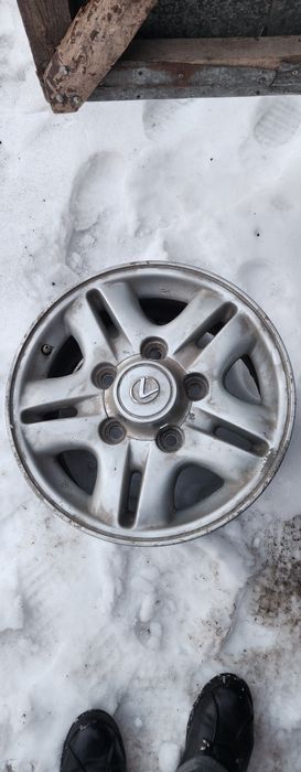 Продам комплект 4 штуки оригинальные диски на Лексус 16 размер.