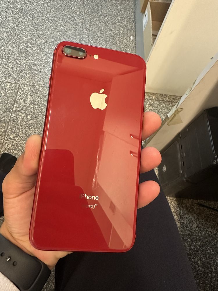 iPhone 8 Plus в хорошем состоянии