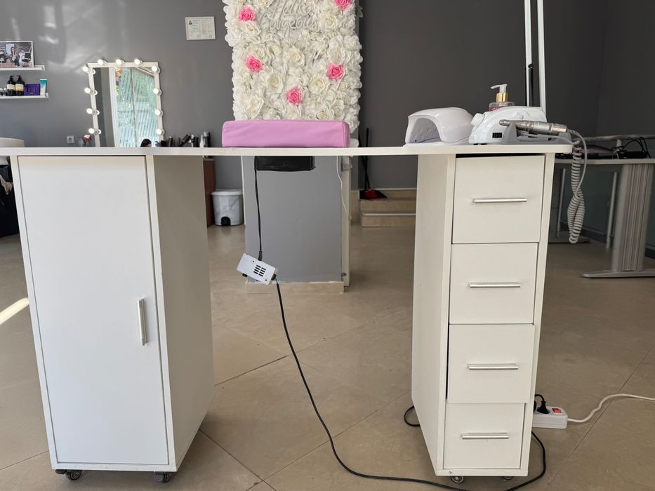 Бюро за маникюр с вграден прахоуловител