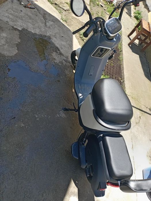 Scuterul este nou luat de o săptămână îl dau că plec din tara