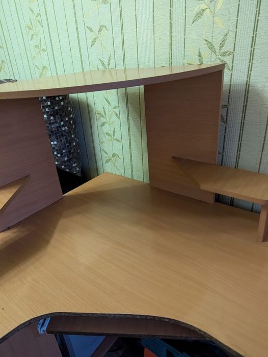 Продам стол угловой компьютерный