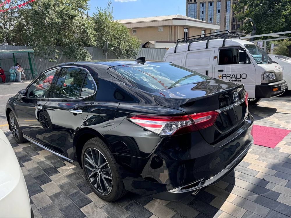 Toyota Camry hybrid full