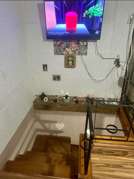 Две къщи в един двор в района на Хуманитарна Гимназия