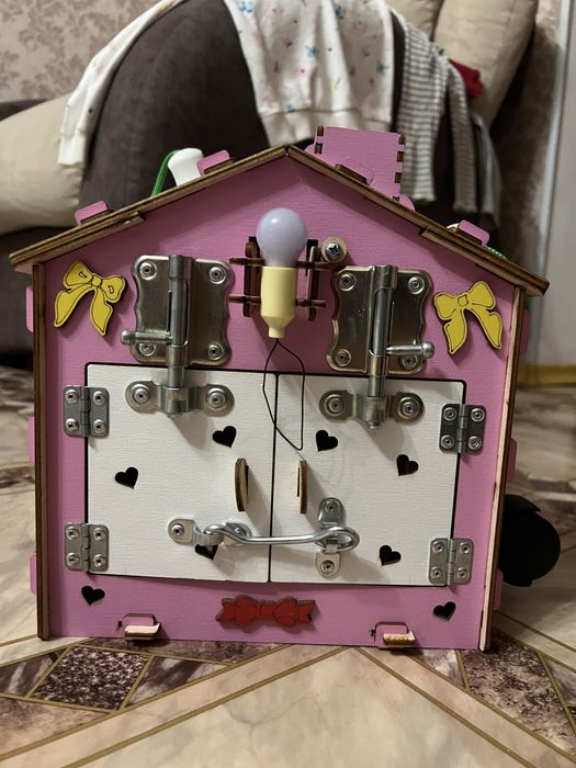 Продам развивающийся бизиборд домик