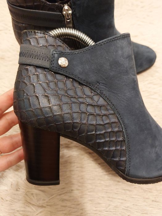 Ghete/botine Caprice marime 37. Noi.